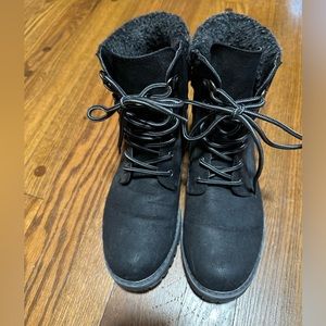 In good used condition cliffs boots size 8.5!